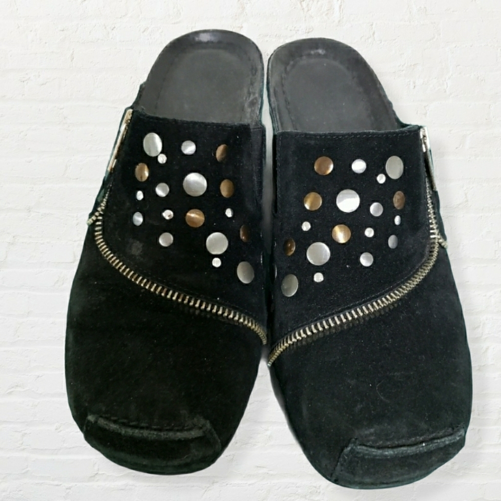 Helle Comfort size 9.5 black studded faux suede clogs w zippers